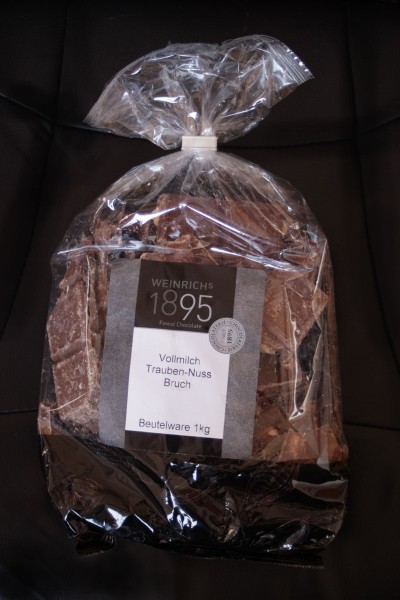 Bruchschokolade ganze Nüssen und Trauben